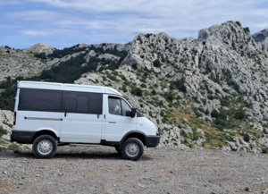 Внедорожный ГАЗ Соболь 27527 с уникальным тюнингом выставлен на продажу в Чехии