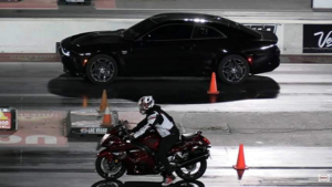 Электрический Dodge Charger и Suzuki Hayabusa устроили дуэль на четверть мили в Лас-Вегасе