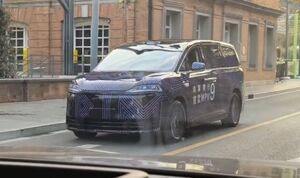 Минивэн Luxeed V9 дебютирует с уникальной «шлемной» подушкой безопасности в 2026 году