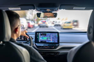 Apple CarPlay против Android с Яндекс.Навигатором: что выбрать для авто в 2025 году