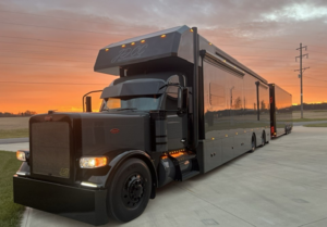 Peterbilt превратился в роскошный дом на колесах с прицепом для настоящих ценителей