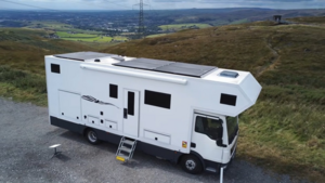 Гигантский дом на колесах для жизни вне системы и свободы от рутины