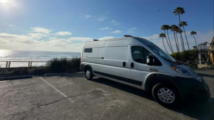 Пара превратила фургон в компактный дом на колесах с огромной кухней для аренды