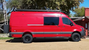 Уникальный кемпер-фургон Clifford создан для перевозки мотоциклов и активного отдыха