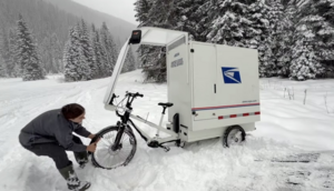 Американец купил почтовый электровелосипед и превратил его в дом на колесах