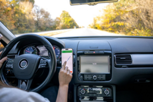 CarPlay против Android Auto: какой интерфейс выбрать для автомобиля в 2026 году