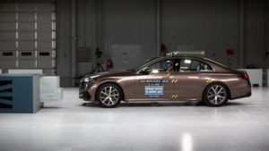 Mercedes-Benz E-Class 2026 провалил краш-тест IIHS: неожиданные проблемы с безопасностью