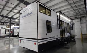 Дом на колесах с двумя спальнями и двумя санузлами удивил ценой и размерами