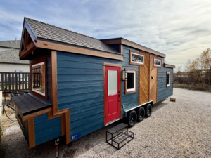 32-футовый дом на колесах удивляет функциональностью и оригинальным интерьером