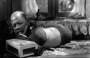 Родился без рук и ног, женился на принцессе и стал звездой кино: Как победил судьбу «Человек-гусеница» Принц Рандиан