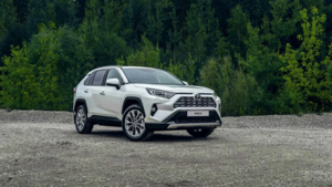 Toyota RAV4 против Kia Sportage: что выбрать для российских дорог — плюсы и минусы моделей