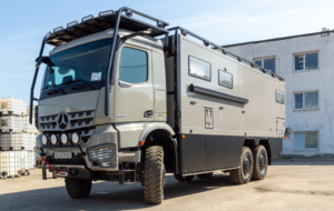 Внедорожный автодом Mercedes Arocs 6x6: дом на колесах для экстремальных путешествий