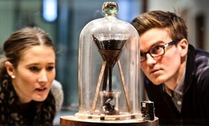 Вековой танец битума: Австралийский эксперимент «Падающая капля» на пороге столетия