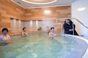 Ким Чен Ын лично проверил, насколько комфортно отдыхают северокорейцы: лидер посетил новую баню