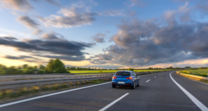 На какой скорости реально экономить топливо: тест на трассе при 90, 110 и 140 км/ч — эксперты произвели замеры