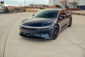 Владелец Lucid Air Sapphire потерял миллионы за 1400 км: как это возможно