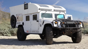 Необычный дом на колесах: узнайте как Humvee превратили в автономный кемпер