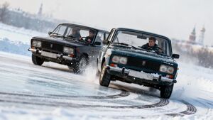 Классика на грани: в Москве дрифтовали на старых «Жигулях» в экстремальный мороз