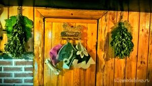 Табличка на дверь парилки с вешалкой для шапок