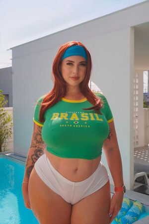 Девушке ростом 201 см мужчины платят $40 в минуту за особые услуги