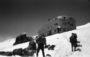 «Приют 11»: как появилась самая высокогорная советская гостиница для альпинистов