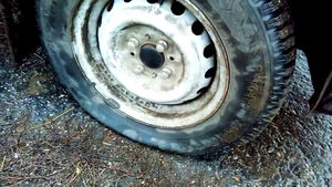 Как поменять колесо на автомобиле без домкрата