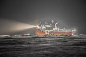 Единственная в мире научная ледостойкая самодвижущаяся платформа работает рядом с самой северной точкой планеты