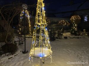 Уличное новогодняя "ёлочка" из того, что было в наличии...