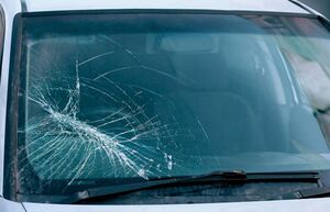 Как безболезненно «вылечить» трещины и сколы на лобовом стекле