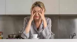 Почему при сообщении плохих новостей просят присесть: Мудрость, заложенная в простом жесте