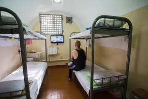 Исторический минимум заключенных в России: тюрьмы пустеют благодаря гуманизации