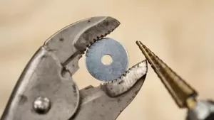 Как увеличить отверстье в шайбе