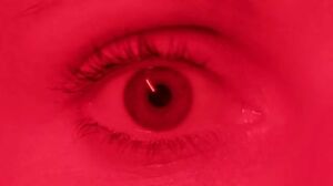 Революционный прорыв в улучшении зрения: темно-красный свет как ключ к молодости глаз