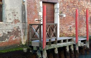 Что позволяет Венеции уже столько столетий не гнить и не тонуть