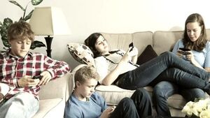 Молодежь в плену гаджетов: даже заключенные гуляют чаще!