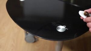 Как убрать суперклей с одежды или поверхности