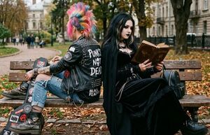 Готика против панка: в чем принципиальная разница между этими двумя субкультурами и что их объединяет