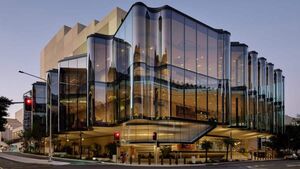 Не просто стекло: семь зданий, чьи фасады напоминают парящую ткань