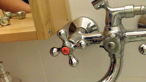 Капает водопроводный кран: как устранить утечку воды своими руками