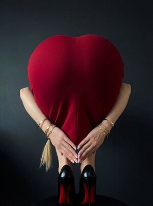 Сердечный тренд: Японские девушки покоряют соцсети необычной позой