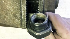 Как намотать сантехнический лён на резьбу с первого раза, чтобы не потекло