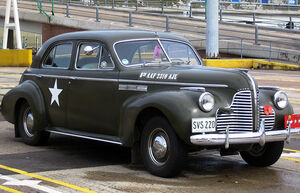 Зачем старым машинам ставили два лобовых стекла