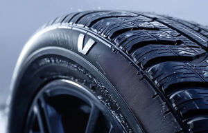 Зачем водители пичкают пеной свои шины