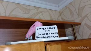 Как быстро и надёжно приклеить отставший потолочный плинтус термоклеем