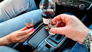 Можно ли пить в машине с заглушённым двигателем: разбираем закон