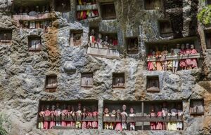 Они с 13 лет готовят себе могилы в скалах: Как живется в месте, где похороны – самый веселый праздник