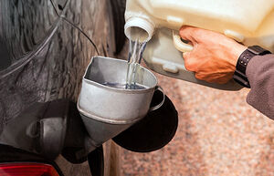 Зачем доливают спирт в бензин: спасают мотор или добивают