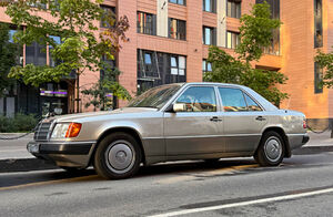 В угоду моде или от бедности? В России выросли продажи 30-летних иномарок