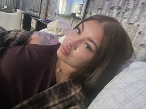 Молодая женщина привлекла внимание ДПС  устроив для них стриптиз