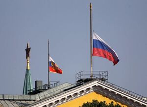 Почему флаг приспускают в знак траура: история морского ритуала
